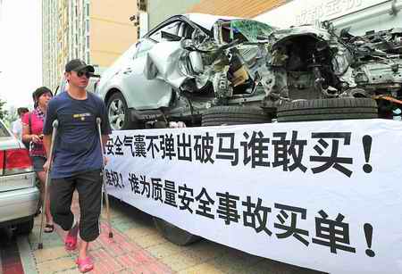 車主用橫幅抗議(來(lái)源:四川在線) 車主用橫幅抗議(來(lái)源:四川在線)