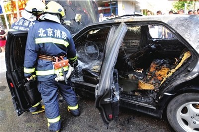 奔馳S600行駛中突然冒煙起火(圖)