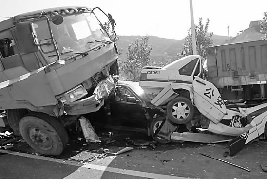 浙江溫州市區9車連環相撞致2人死亡(組圖)