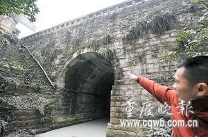 養(yǎng)路工用稀泥敷危橋裂縫排險(圖)