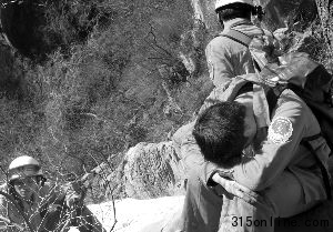 消防人員結束救援后在山下休息。前日,39名師生被困房山區貓耳山。本報記者 王貴彬 攝 消防人員結束救援后在山下休息。前日,39名師生被困房山區貓耳山。本報記者 王貴彬 攝