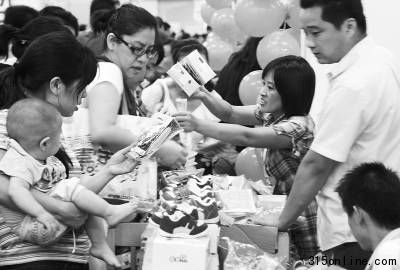 2010年9月12日,為期兩天的2010時尚育兒嘉年華北京站在國貿閉幕。圖為許多家長購買嬰兒用品。吳長青攝(資料圖片) 2010年9月12日,為期兩天的2010時尚育兒嘉年華北京站在國貿閉幕。圖為許多家長購買嬰兒用品。吳長青攝(資料圖片)