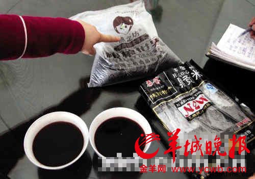 泡黑米的水成了黑紫色。新快報記者 王飛/攝 泡黑米的水成了黑紫色。新快報記者 王飛/攝