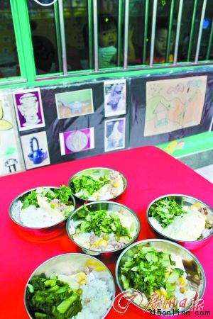 被曝光幼兒園的孩子們的午餐。 被曝光幼兒園的孩子們的午餐。