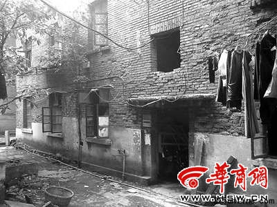 曹云輝一家就租住在這棟老家屬樓一層 曹云輝一家就租住在這棟老家屬樓一層