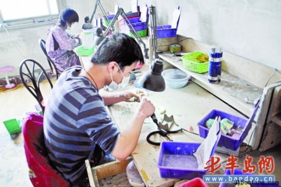 操作臺上臟亂不堪。 操作臺上臟亂不堪。