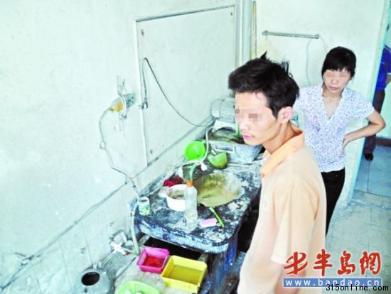 消毒車間內令人作嘔(站立者為林某及其妻子)。 消毒車間內令人作嘔(站立者為林某及其妻子)。