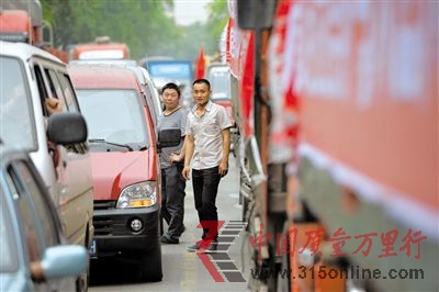 4月21日下午,車輛擁堵在318國道雅安市區街道上。