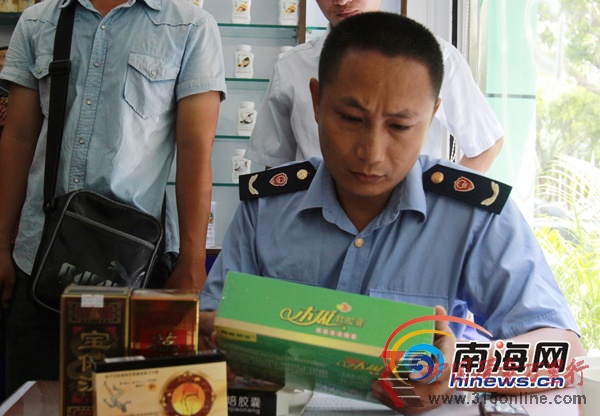 海南沃家福公司的大門被鎖頭反鎖著 (南海網記者陳望攝)