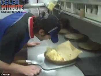 美達(dá)美樂(lè)比薩店曝丑聞:食物擦鼻子抹屁股(圖)