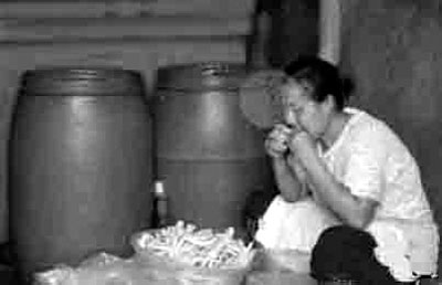 網(wǎng)友曝光黑作坊工人用嘴為鳳爪剔骨(圖)