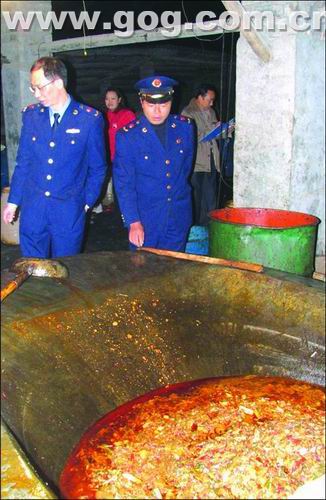 地溝油廠日產(chǎn)油7噸生意火爆只有熟客才能買到