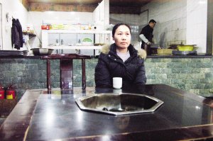 鍋里吃出蒼蠅還有頭發 店方寫保證只負責2小時