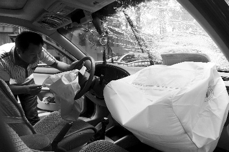 伊蘭特轎車正常行駛中安全氣囊突然自動打開