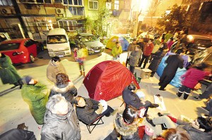 寒夜報(bào)名排長(zhǎng)隊(duì)。(圖片來源:揚(yáng)子晚報(bào)) 寒夜報(bào)名排長(zhǎng)隊(duì)。(圖片來源:揚(yáng)子晚報(bào))