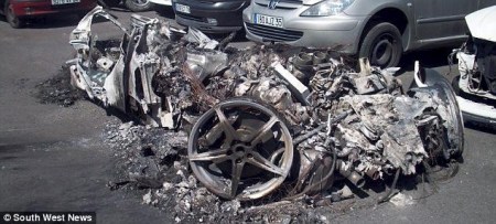 這輛車的鋁合金車身被完全燒熔，全車只剩下輪殼和發動機，車主不幸遇難。