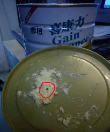 紅色圈內(nèi)的黑點即為“雅培”奶粉中屢屢出現(xiàn)的不明黑色霉狀物?