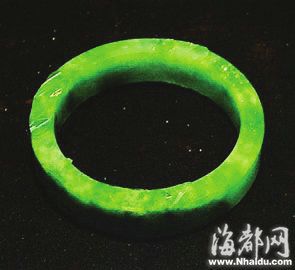注入含鉻化學(xué)劑(呈綠色,似翠色)