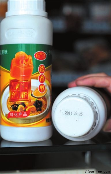 這批2010年12月31日出廠的調味品,生產日期標注為2011年2月25日。 京華時報記者王苡萱攝