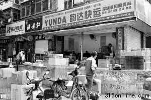 快遞公司門前擺滿了貨物。本版圖片由深圳晚報見習記者 張新燕攝
