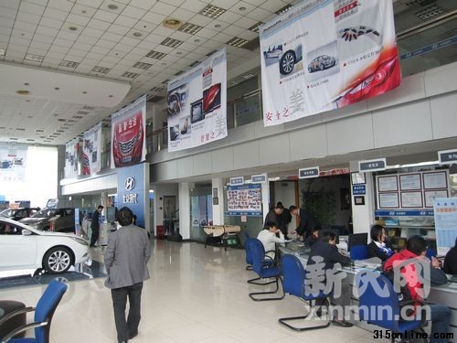 不少車主前來咨詢錦湖輪胎更換事宜。新民網實習生曹彥娜 浦建路回傳 不少車主前來咨詢錦湖輪胎更換事宜。新民網實習生曹彥娜 浦建路回傳