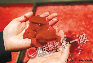 黑作坊勾兌出來的血旺 記者 錢波 攝