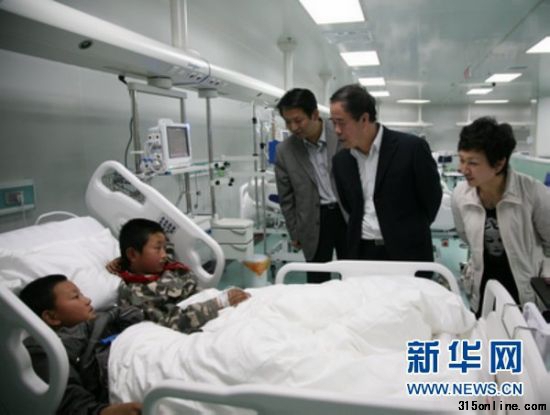 4月22日,榆林市榆陽區(qū)魚河鎮(zhèn)中心小學(xué)飲用牛奶中毒的學(xué)生在醫(yī)院接受治療。 4月22日,榆林市榆陽區(qū)魚河鎮(zhèn)中心小學(xué)飲用牛奶中毒的學(xué)生在醫(yī)院接受治療。