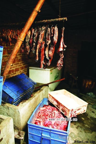 晾在竹竿上的臘肉半成品。 晾在竹竿上的臘肉半成品。