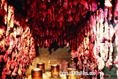 問題臘肉在熏制中。 問題臘肉在熏制中。