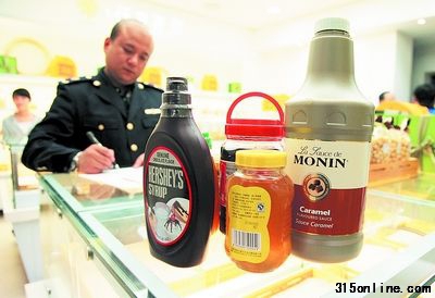 工商執(zhí)法人員查獲店內(nèi)添加劑,除一瓶蜂蜜有QS認證外,其余三個品種的添加劑均無QS認證。邱曉峰 攝 工商執(zhí)法人員查獲店內(nèi)添加劑,除一瓶蜂蜜有QS認證外,其余三個品種的添加劑均無QS認證。邱曉峰 攝