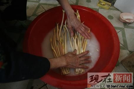 上圖為在市場購買的黃斑藕帶,經過漂白處理后就變為下圖的“美白”藕帶。