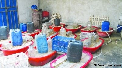 皮肚加入工業(yè)堿后要用裝滿水的桶壓著,防止因膨脹而溢出來。王秋艷 陸浩 攝