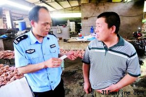 昨日,青木關石碾村,沙區警方在合元屠宰場內查獲一家無照加工豬頭肉作坊。 昨日,青木關石碾村,沙區警方在合元屠宰場內查獲一家無照加工豬頭肉作坊。