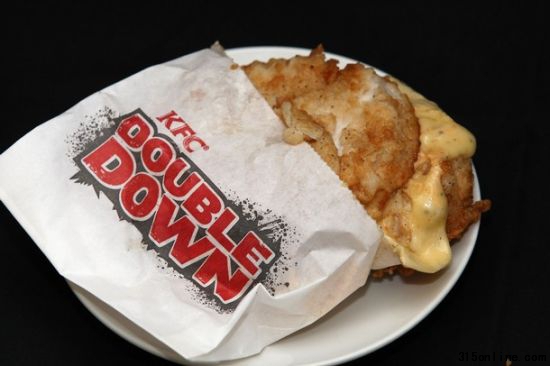 圖為肯德基推出的新品雙層炸雞漢堡(Double Down burger) 圖為肯德基推出的新品雙層炸雞漢堡(Double Down burger)