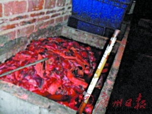 2黑作坊內,腐爛豬肉浸泡在發臭的水池中。 2黑作坊內,腐爛豬肉浸泡在發臭的水池中。