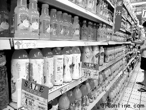 內地食品飲料公司則紛紛撇清關系,打出“無添加”的招牌。Phototex/供圖