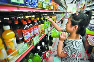 昨日,中山一路一家小超市貨架上的臺灣品牌飲料仍在正常銷售。 記者莫偉濃攝