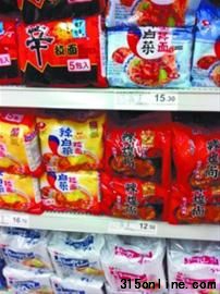 在沈陽某超市里,農(nóng)心產(chǎn)品照常在銷售,但是唯獨不見“辛拉面特辣香菇味”的身影。 記者 孫哲 攝 在沈陽某超市里,農(nóng)心產(chǎn)品照常在銷售,但是唯獨不見“辛拉面特辣香菇味”的身影。 記者 孫哲 攝