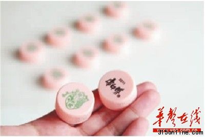 6月15日,長沙市遠大路,蔣女士拿著無法兌獎的瓶蓋很惱火。記者 龔磊 攝
