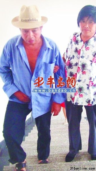 魏廣春出門行走需要老伴攙扶。