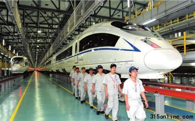 近日,中國北車唐車公司駐上海動車所售后服務站工作人員準備檢查入庫車輛。新華社發