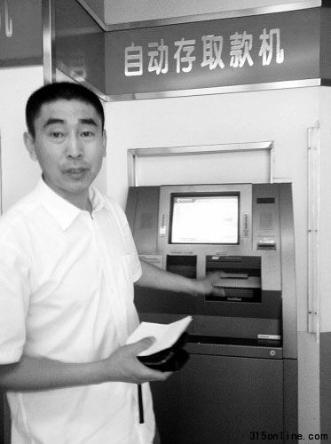 房先生講述事發經過。