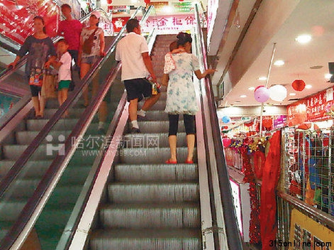 透籠輕工批發(fā)市場內(nèi)老舊的扶梯。