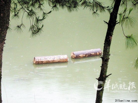 沉潭 涪陵區(qū)新村鄉(xiāng)群星村,天價(jià)榨菜沉潭處,水上的浮標(biāo)標(biāo)示著榨菜沉潭的時(shí)間。 羊城晚報(bào)記者 魯釔山 攝 沉潭 涪陵區(qū)新村鄉(xiāng)群星村,天價(jià)榨菜沉潭處,水上的浮標(biāo)標(biāo)示著榨菜沉潭的時(shí)間。 羊城晚報(bào)記者 魯釔山 攝