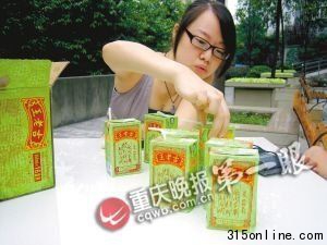 黃女士說,6盒贈品有兩盒都是過期的。 黃女士說,6盒贈品有兩盒都是過期的。