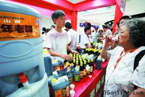 7月20日,北京,山西商品大集在國瑞城開張,醋產品受到北京市民歡迎。資料圖片