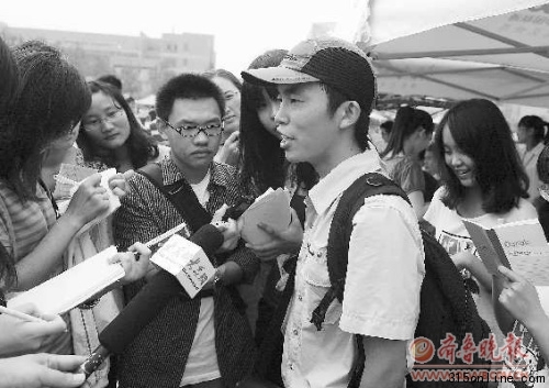 保安自考入大學(xué)報到現(xiàn)場秀英文談理想稱想當老師