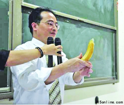 大學開設性教育課老師拿香蕉教學生戴安全套(圖)