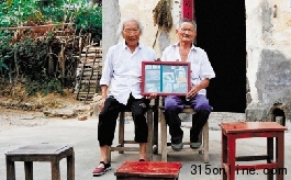 點圖查看下一頁 六成以上農(nóng)村成空心村農(nóng)民“離土不離鄉(xiāng)”如何破題
