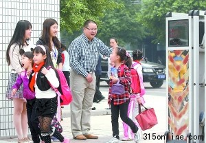 校長三年堅持校門迎學生有人質疑作秀有人贊